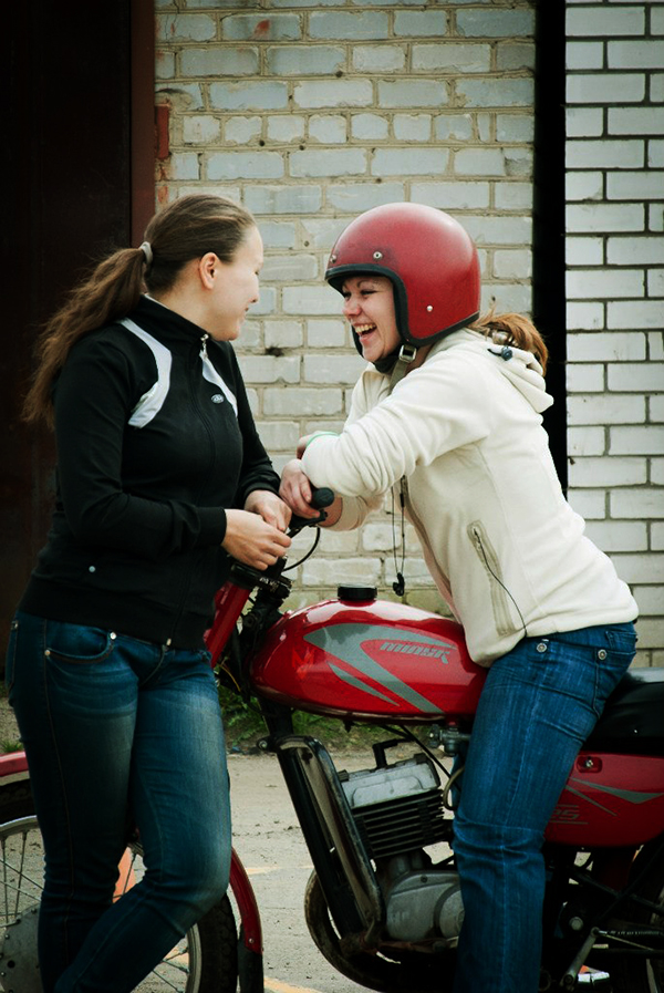 Процесс обучения. Девочки-мотоциклистки группы № 12
